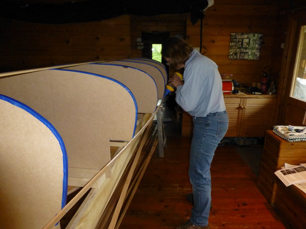 Wabnaki Canoe Build 01.JPG - De latjes hebben een holle en een bolle kant (een "groef" en een "messing") waarmee ze in elkaar vallen. We doen houtlijm in de groef.
