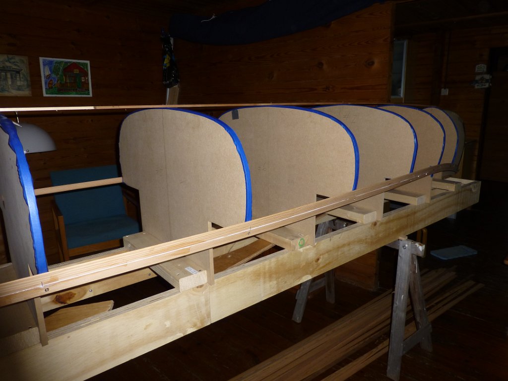 Wabnaki Canoe Build 02.JPG - En plaatsen de tweede lat daar met de messing in. Zo sluiten ze mooi aan, ook later in de kimmen.