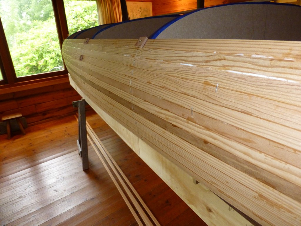Wabnaki Canoe Build 05.JPG - De overgang van het min of meer verticale boord naar het horizontale vlak is lastig. Daar komen uiteindelijk veel schroeven aan te pas!