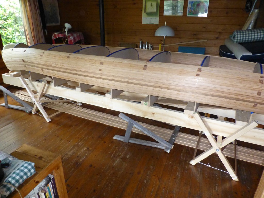 Wabnaki Canoe Build 08.JPG - En vervangen de hoge schragen door de lage. Dat scheelt 25 centimeter, genoeg om weer comfortabel te werken.
