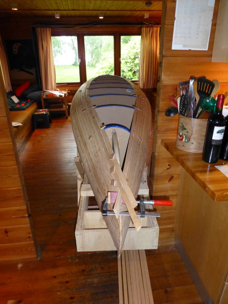 Wabnaki Canoe Build 09.JPG - De boegjes zijn nu bijna dicht. De laatste paar latten maken een heel scherpe hoek. Dat kost veel hoofdbrekens.