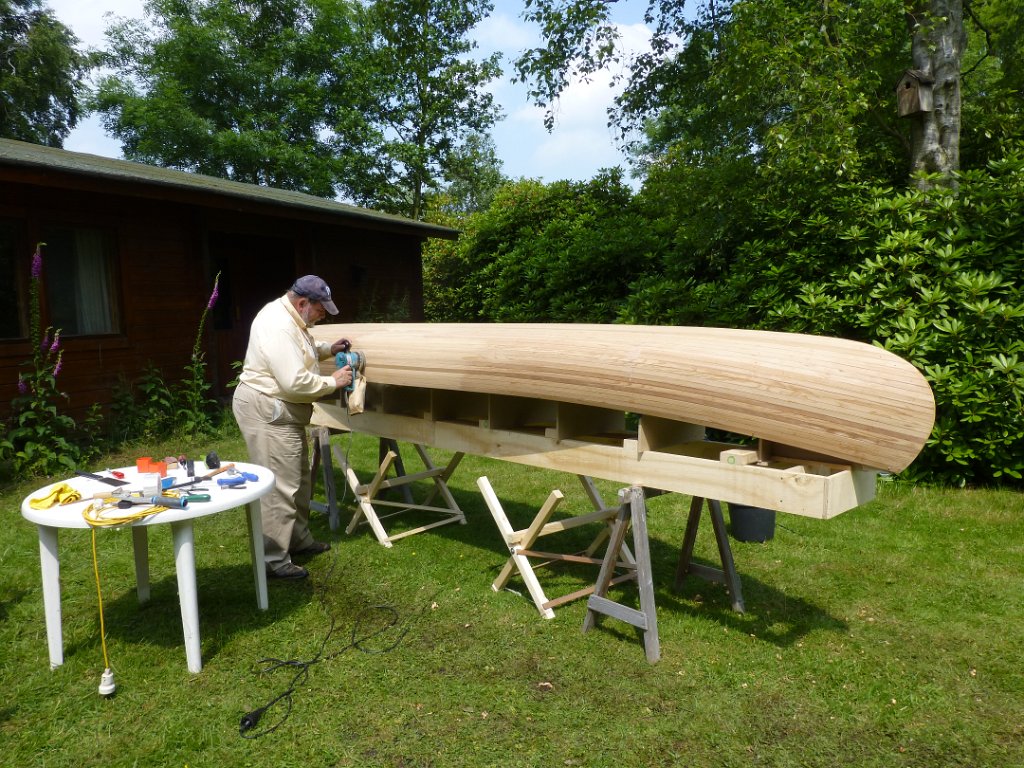 Wabnaki canoe build 15.JPG - Dat schuren is een enorm werk. Je mag de groeven tussen de latjes niet meer zien. We zijn er met z'n tweeën een dag mee bezig geweest!