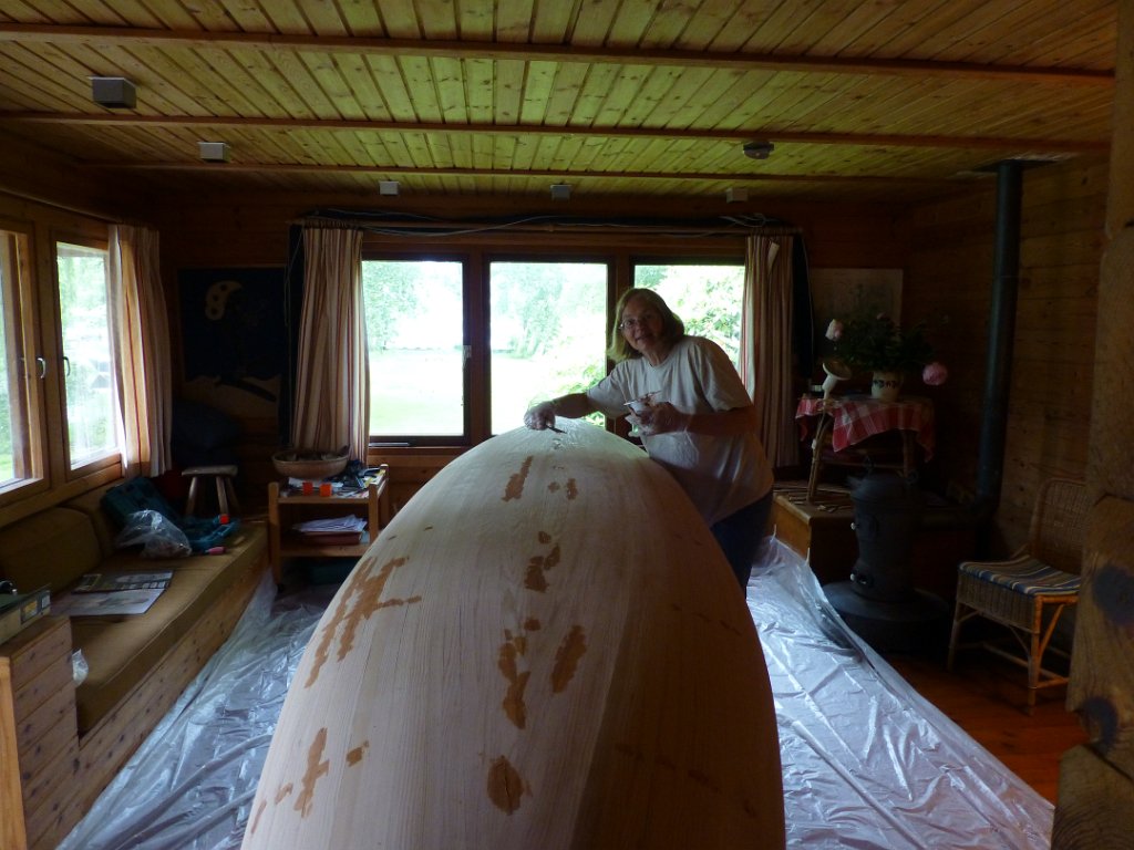 Wabnaki canoe plaster.JPG - De volgende dag plamuren we de diepe gaten. De plamuur maken we zelf, van epoxy en schuurstof.