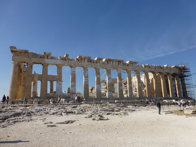 P1080305.JPG - De belangrijkste tempel is het Parthenon, de tempel ter ere van de maagd Athene. In tien jaar gebouwd, van 447 tot 437 v. Chr. Er wordt nu al 15 jaar aan gerestaureerd ... Maar ja, die oude Grieken hadden natuurlijk geen grote bouwkranen, dat scheelde.
