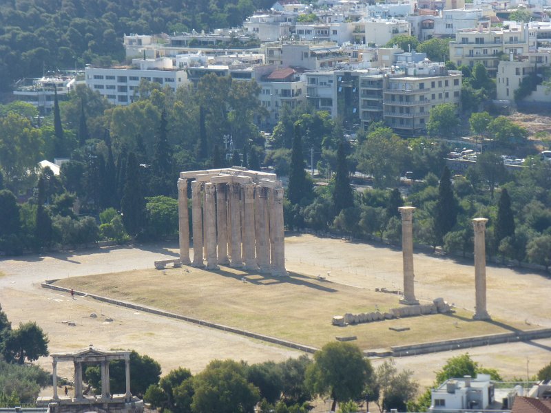 P1080325.JPG - Aan de andere kant van de Akropolis ligt het complex van de Olympische goden. De tempel van Zeus was er veruit het grootst.