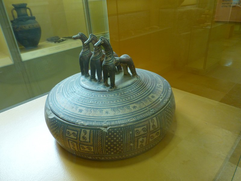 P1080370.JPG - In de Stoa is een museum gevestigd. Deze Pyxide (een bakje met eten voor in het hiernamaals) is echt oud, uit de Bronstijd.