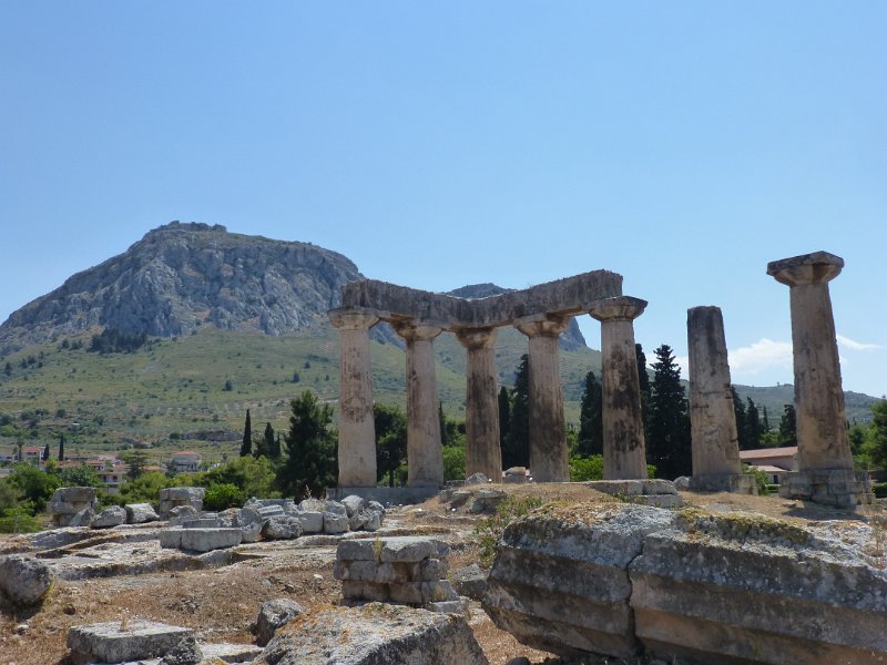 P1080508.JPG - Het oude Korinthe ligt een eindje van de moderne stad. Het moet heel groot geweest zijn. Ze hebben een stuk van 500 bij 500 meter opgegraven. Op de berg ligt weer een fort, dat van de steentijd tot en met 1928 in gebruik geweest is!