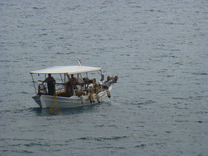 P1080649.JPG - De vissersbootjes zijn piepklein en vissen soms vlak onder de kust.
