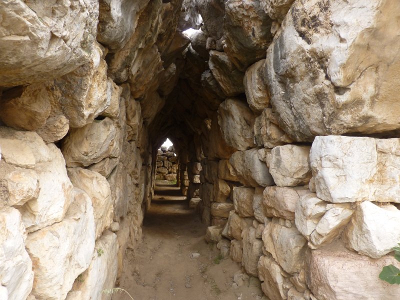 P1080670.JPG - Ons eerste stopje was in Tiryns. Weer een Myceense burcht, dus in gebruik van rond 1650 tot rond 1150 voor Christus. Een bewaard gebleven paleisgang.