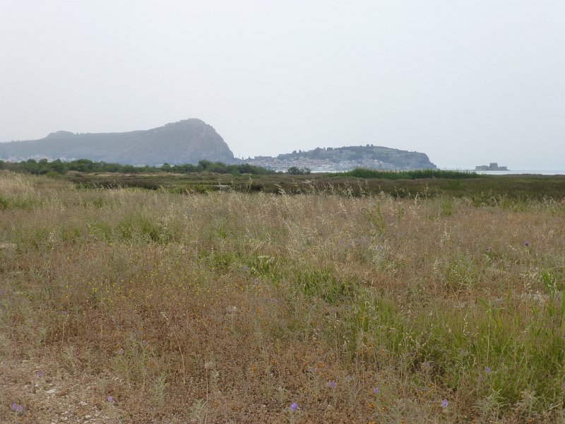 P1080705.JPG - Nafplio uit de verte. Het eilandje in het water is een fort, op de lage berg ligt een fort en op de hoge berg ligt een enorm fort.