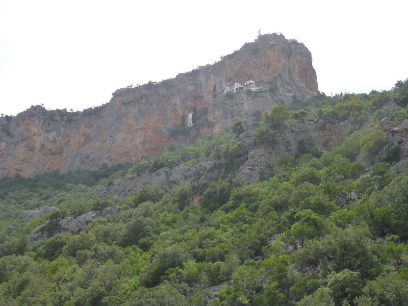 P1080739.JPG - In de bergkam tussen de kust en Sparta ligt dit klooster, het klooster van Palagias Elonis. Hoe kom je daar in hemelsnaam?