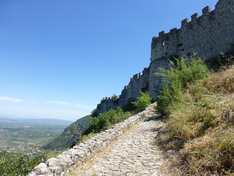 P1080811.JPG - De toegangsweg tot het kasteel van Mystras.