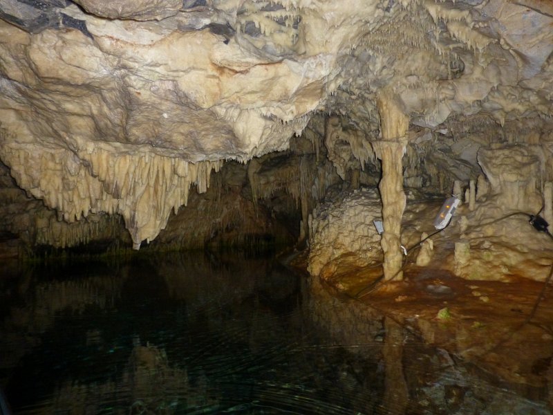 P1080846.JPG - Er zijn veel (druipsteen) grotten in het gebergte van de Mani. Die van Pirgos Dirau zijn bezichtigbaar met een rondvaartbootje.