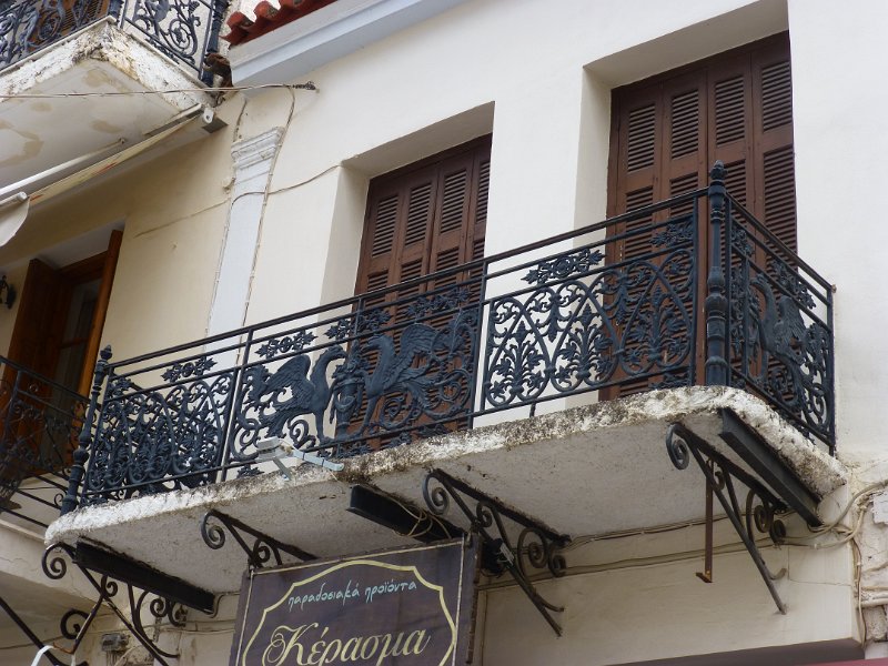 P1080979.JPG - Af en toe zie je prachtige balkons in Griekenland. Githio heeft er heel veel.