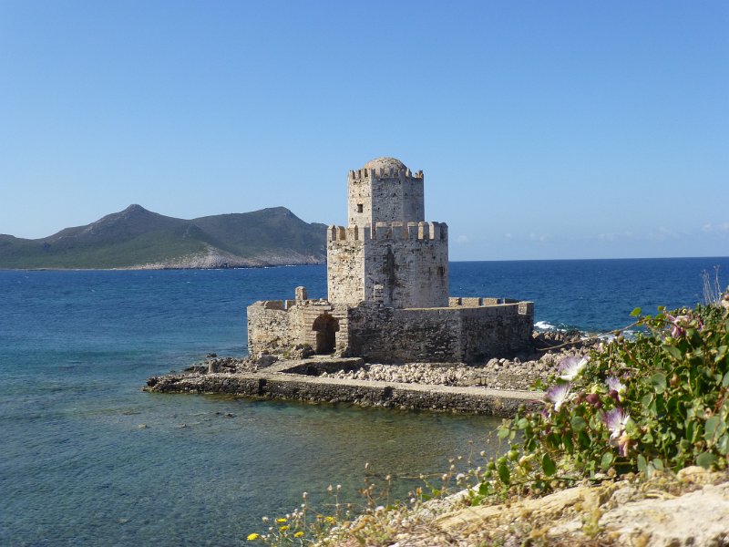 P1090242.JPG - Voor het kasteel, aan de zeekant, ligt een wachttoren: de bourtzi. Daar komt ons woord "burcht" vandaan.
