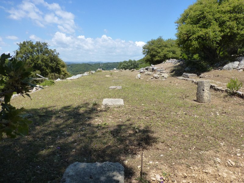 P1090294.JPG - De resten van de grote hal op de Akropolis van Samiko.