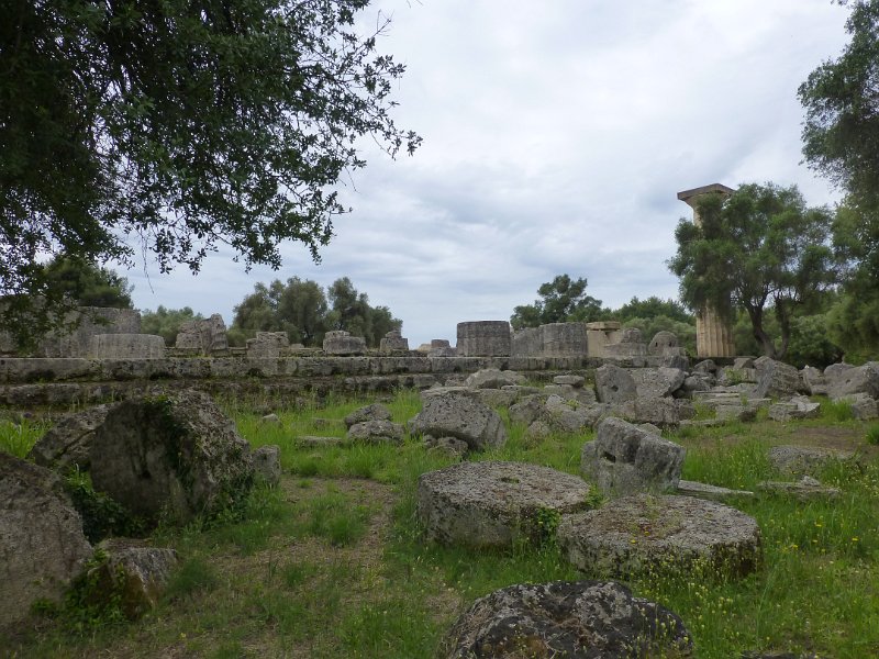 P1090358.JPG - Olympia was eigenlijk veel meer een heiligdom dan een sportaccomodatie. De spelen werden maar eens in de vier jaar gehouden, gelovigen kwamen alle jaren en het hele jaar door. De resten van de tempel van Zeus.