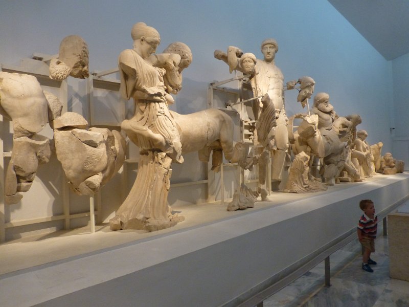 P1090378.JPG - Het museum bevat de meer verfijnde stukken. Nou ja, verfijnd: dit timpaan was gewijd aan de ontvoering van de meisjes van de Lapithen door de Centaurs. 