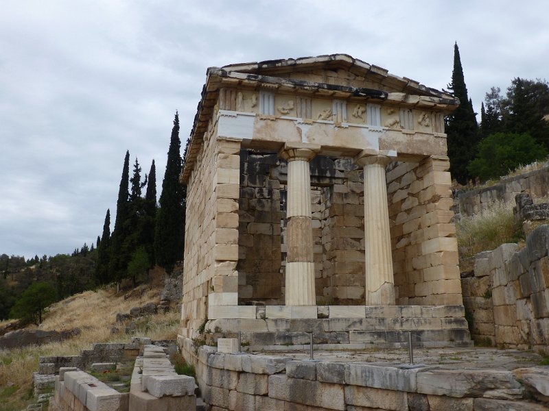 P1090451.JPG - De volgende dag bezoeken we het heiligdom van Delphi, dat van het Orakel. De bedevaartgangers brachten zoveel geschenken dat iedere stad zijn eigen schatkamer oprichtte. Dit is de schatkamer voor de gaven van de burgers van Athene.