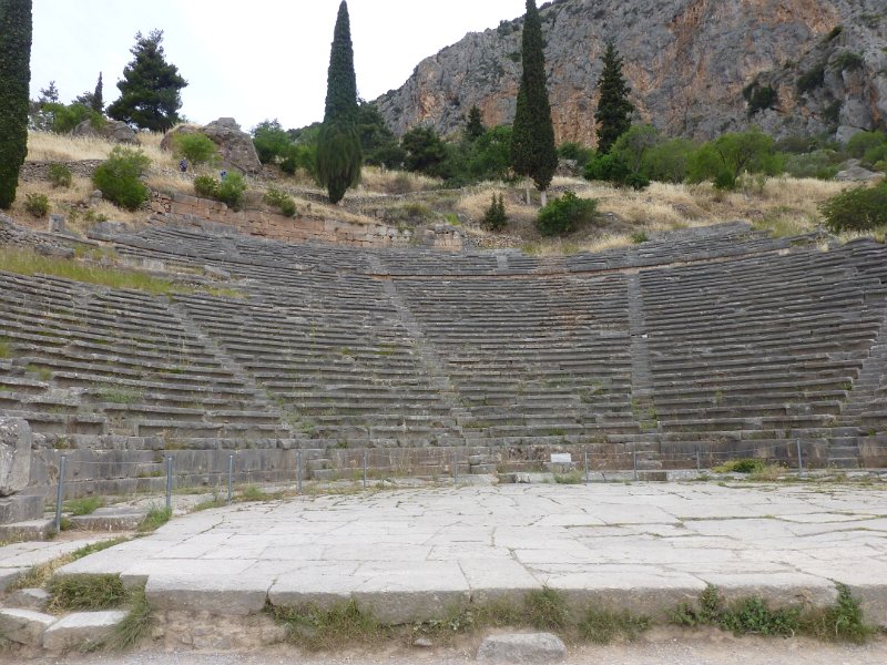 P1090469.JPG - De toneelschrijvers en -spelers kwamen op mensenmenigten af, zoals in Delphi. Geen wonder dat er een groot amphitheater was. Is, want het is in principe nog bruikbaar.