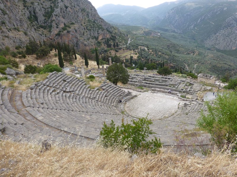 P1090478.JPG - Delphi, van boven naar beneden: amfitheater, Apollo-tempel en (gebouwtje zonder dak) schatkamer van de Atheners.