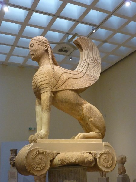 P1090499.JPG - Niet alleen Athene bracht schatten in. Deze sphinx, meer dan twee meter hoog, werd gedoneerd door het (toen erg rijke) eiland Naxos. Stel je dit eens voor op een zuil van 12 meter hoog!