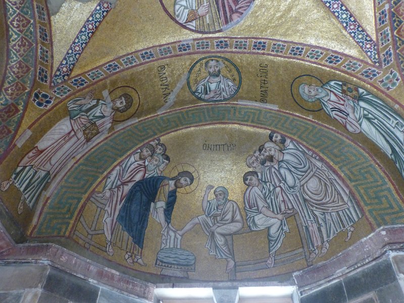 P1090558.JPG - Een mozaiek van de voetwassing door Christus in de hal van de nieuwe kerk.