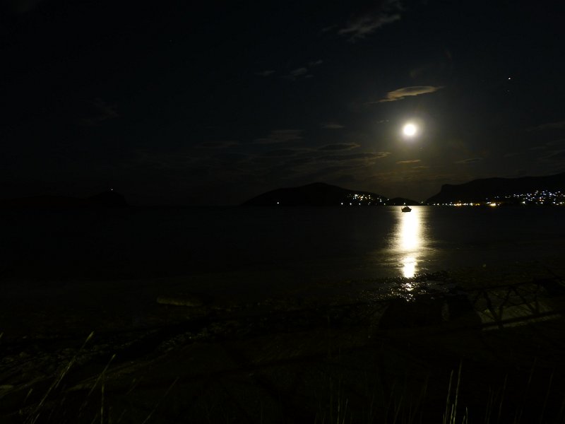 P1090752.JPG - Die nacht is het weer helder en volle maan. De baai voor ons hotel in het maanlicht. De vakantie zit erop.