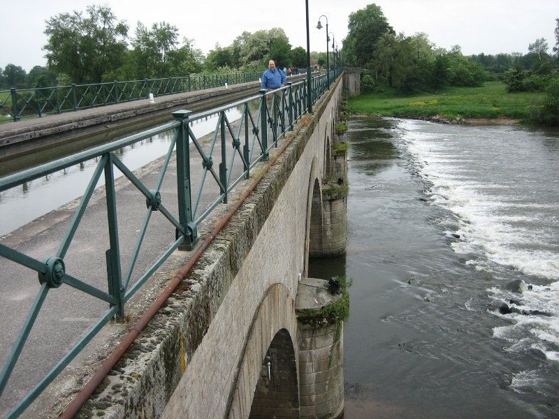 20060526_164_Digoin_Pont_Canal.JPG - Op het aquaduct van het lateraalkanaal. Let op de stuw in de rivier. Uiteindelijk besluiten we beneden Digoin te beginnen.