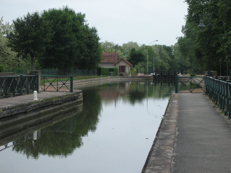 20060526_168_Digoin_Pont_Canal.JPG - In Digoin is een camping, een supermarkt en de kruising van de Loire met het lateraalkanaal.