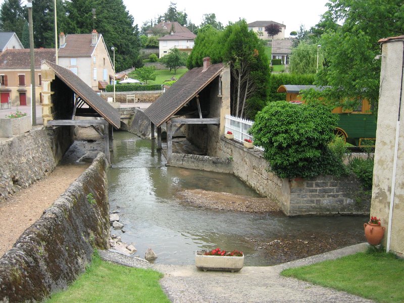 20060526_176_Pouilly_Wasplaats.JPG - De volgende dag (26 mei) verkennen we de rivier stroomopwaarts, tussen Roanne en Digoin. We zoeken een goede instapplaats waar we de auto twee weken kunnen achterlaten. Maar de rivier staat laag en is flink verblokt. Wel mooie plaatjes, zoals hier de wasplaats in Pouilly-sous-Charlieu.