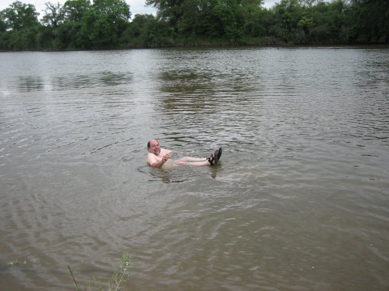 20060528_195_eigen_eiland1_jan_zwemt.JPG - Geen douches, dus het zweet van ons afspoelen in de rivier. Zó koud!
