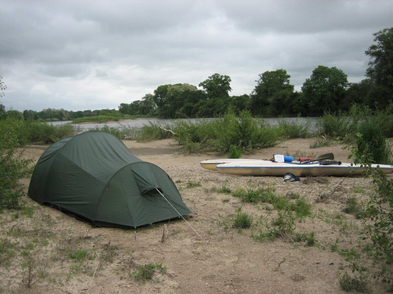20060528_197_eigen_eiland1.JPG - De camping bij Garnat, waar we op mikten, bestaat niet. Dus varen we nog een eind verder en kamperen dan wild op een eigen eiland in de Loire. 