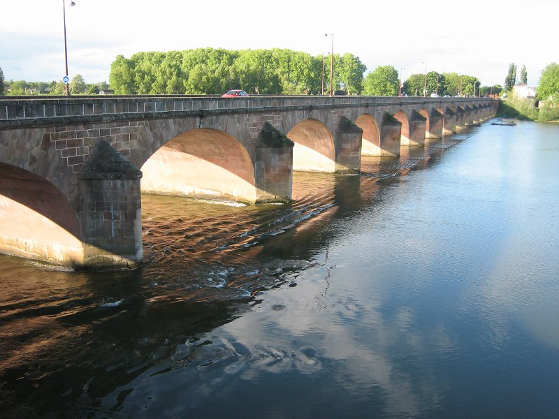 20060531_228_Nevers.JPG - We verkennen ook de brug, waar we morgen door moeten. Bovenstrooms ziet hij er liefelijk uit ...