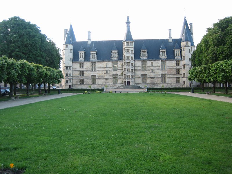 20060531_231_Nevers_kasteel.JPG - En het Palais Ducal. Het eerste kasteel aan de Loire ...