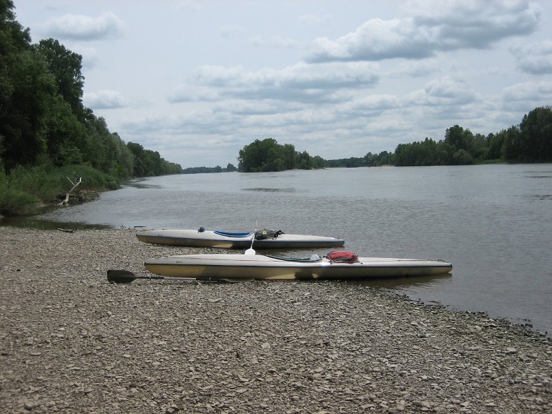 20060601_238_rustje.JPG - Voorbij Nevers stroomt de Allier in de Loire. Twee bijna even grote rivieren, dus de Loire wordt nu behoorlijk breed.  Lunchstrandje voorbij Fourchambault. 