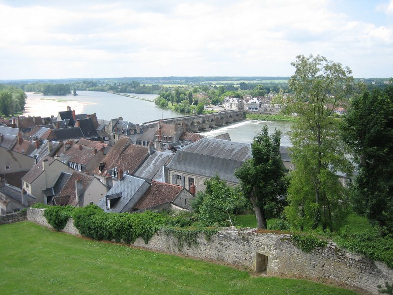 20060602_255_la_Charite.JPG - La Charité en de Loire vanuit de voormalige kloostertuin.