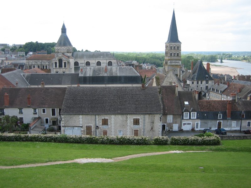 20060602_257_la_Charite.JPG - Links de kloosterkerk, rechts de romaanse kerk St. Croix - die een etappe is in de route van het noorden naar Santiago de Compostella. 