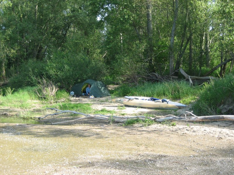 20060604_287_eigen_eiland2.JPG - Geen campings in deze streek, dus wild kamperen. Stroomafwaarts van Cosne vinden we een eigen eiland. 