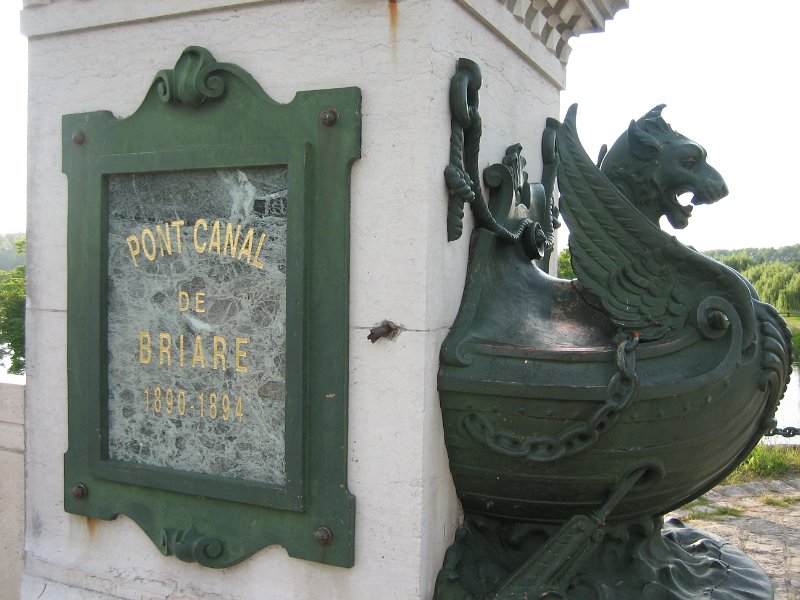 20060604_299_Briare_Pont_Canal.JPG - de Pont Canal de Briare is veel bekender dan die van Digoin, maar wel 50 jaar jonger. Gebouwd door Eiffel - die nog niet eens geboren was toen die van Digoin gebouwd werd! Maar dit is wel een toeristentrekker eerste klas, met alles wat daarbij hoort: marmeren platen, leeuwekoppen en een Pizzeria du Pont Canal.