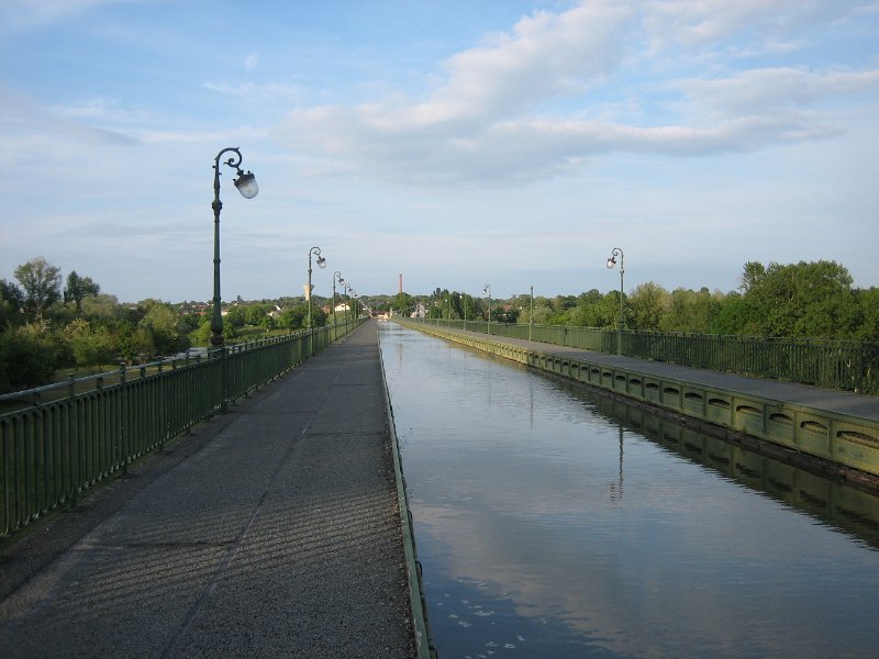 20060604_304_Briare_Pont_Canal.JPG - Overigens een behoorlijk lang aquaduct. Toen we hier tien jaar geleden waren voeren er nog spitsen door, nu alleen maar jachten. 