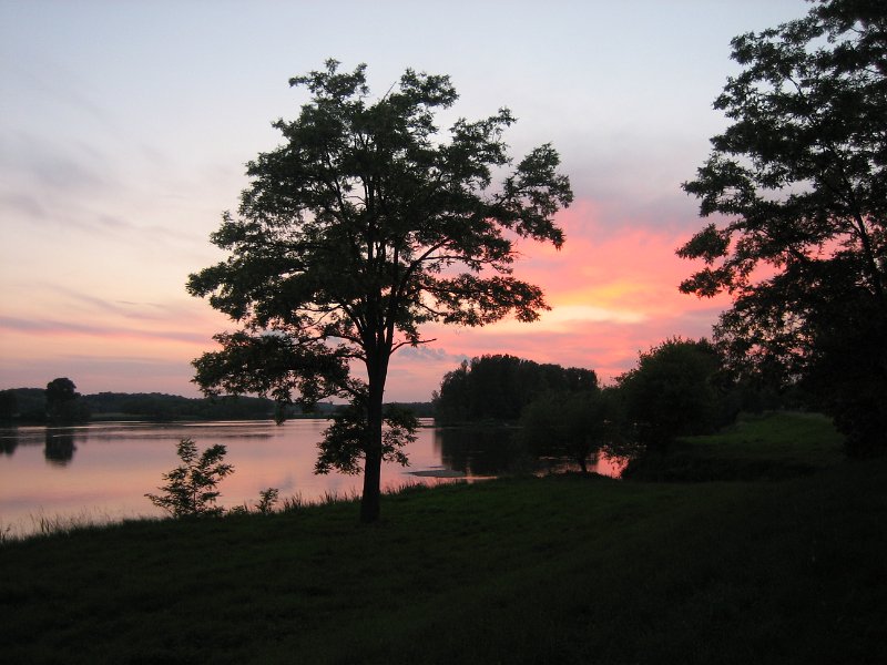 20060604_312_Briare_Loire_avondrood.JPG - Briare, zonsondergang bij de Loire.