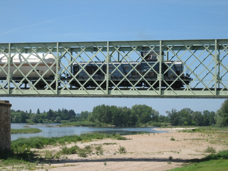 20060606_317_Sully_spoorbrug_met_trein.JPG - Dan maar de omgeving verkennen. De spoorbrug over de Loire bij Sully. Een herrie! 