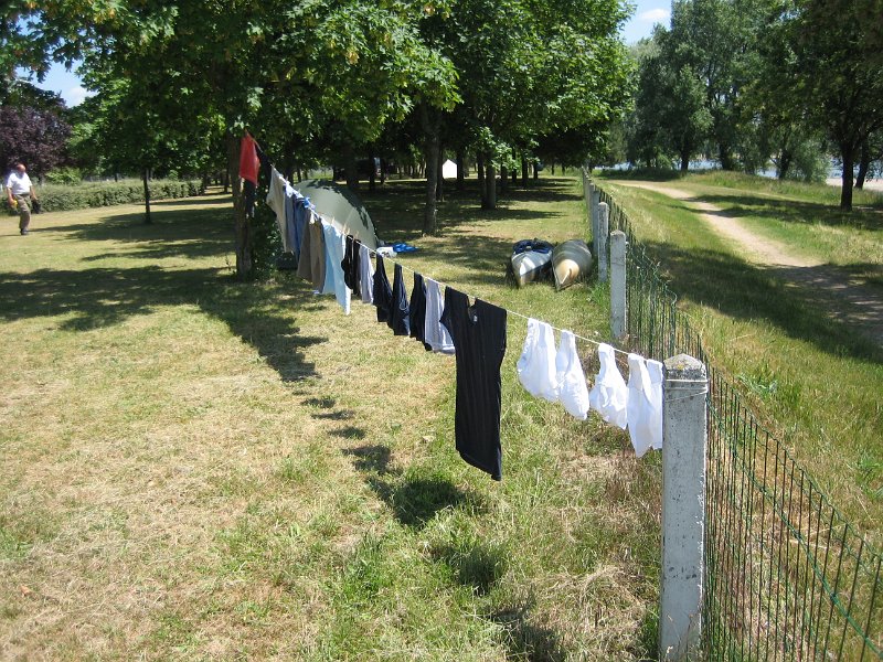 20060606_319_Sully_camping_wasje.JPG - En we hebben de tijd (en eindelijk het goede weer) om een was te doen. Al onze (13) wasknijpers zijn op, maar met slim rijgen komen we heel ver. En daarna lezen we in het zonnetje onze boekjes uit La Charité verder. 