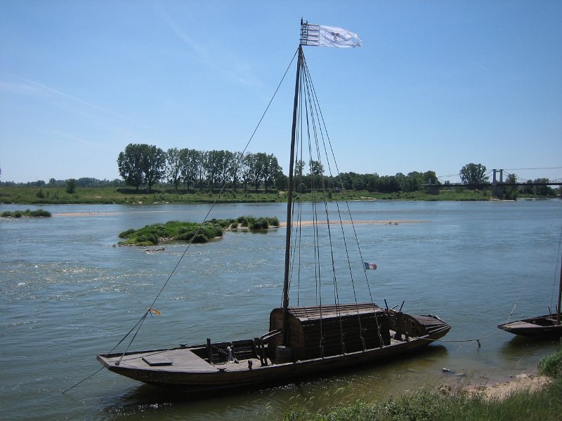 20060609_342_Meung_Loireboten.JPG - In Meung liggen wat kopieën van voormalige Loireboten: Galettes.  Daar gaan ze niet heel ver mee komen, houten bodems op deze verblokte en verrommelde rivier.