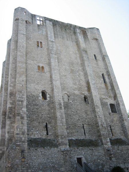 20060609_348_Beaugency_Donjon.JPG - De donjon van Beaugency. Pardon, de "Tour de César".  Die stad blijkt veel groter en leuker te zijn dan de boekjes aangeven, dus we besluiten er een dagje te blijven. Ook al omdat het nu heel heet is. Eigenlijk niet leuk meer om je veel in te spannen. 