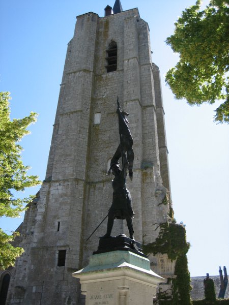 20060609_350_Beaugency_kerk.JPG - Zaterdag 10 juni. Beaugency bekijken. Kerk met standbeeld ter ere van Jeanne d'Arc.