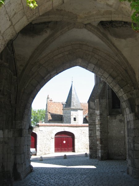 20060609_354_Beaugency_poort.JPG - Doorkijkje in Beaugency.