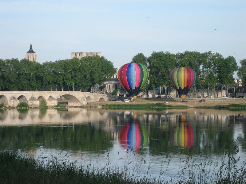 20060611_365_Beaugency_luchtballonnen.JPG - Zondag 11 juni. Zeven uur 's ochtends worden we wakker van het opwarmen van twee ballonnen aan de overkant. 