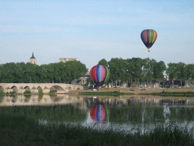 20060611_367_Beaugency_luchtballonnen.JPG - Om kwart voor acht gaat de eerste de lucht in. Wij moeten door de brug, maar Nanette heeft hem gisteren grondig verkend en dat gaat feilloos.